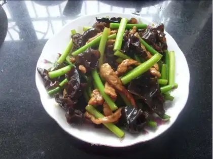 stir-fried garlic sprouts with black fungus