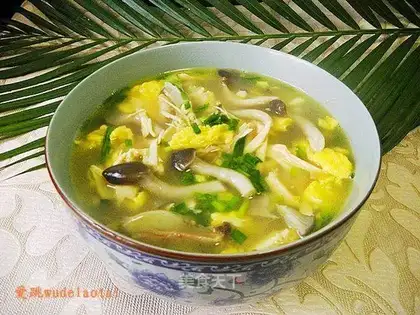 Shredded chicken and mushroom egg soup