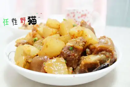Braised pork knuckle with white radish