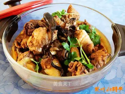 Stewed chicken with yellow mushroom
