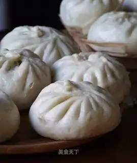 Bean sprouts and meat buns
