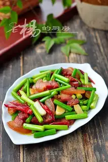 stir-fried bacon with garlic sprouts