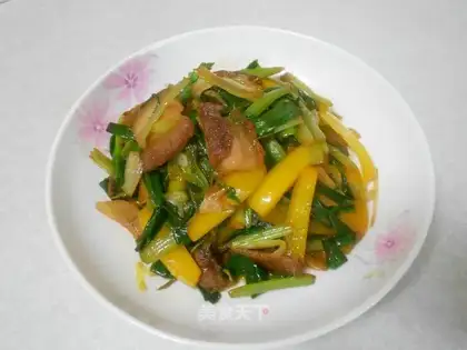stir-fried pork with yellow pepper