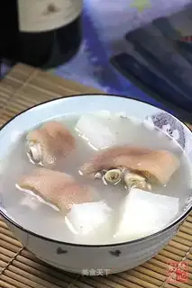 Pig's feet and radish soup