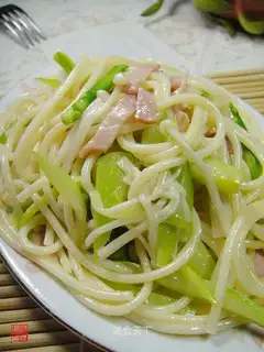 Asparagus noodles with cheese