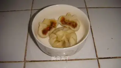 Steamed buns with soy sauce