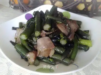 stir-fried red vegetable moss with bacon