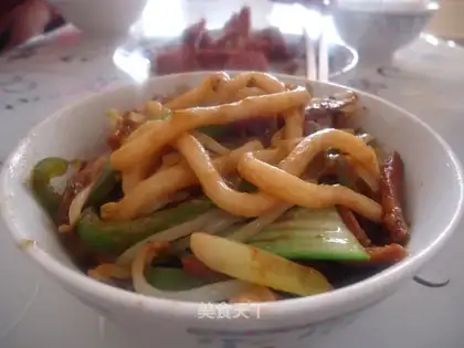 stir-fried Udon noodles with vegetables and meat