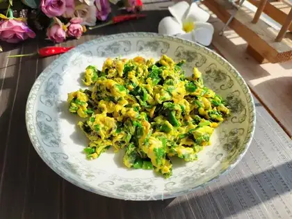 Onion fried eggs