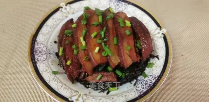 The horse's teeth are full of meat