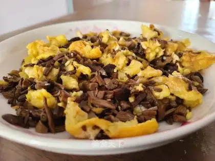 Tea mushroom fried eggs