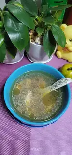 Five fingers of peach cow pouring chicken soup