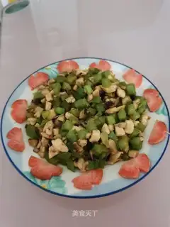 Fry mushrooms and fried chickens
