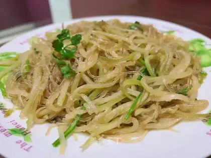 A white radish and a fan