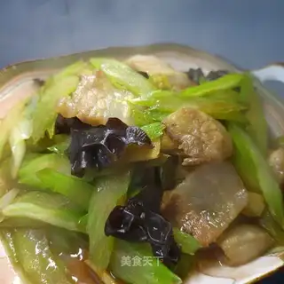 A simple version of celery back in the pot