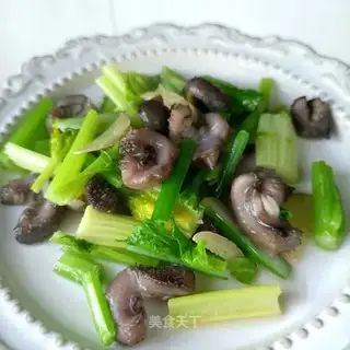 The Western celery core is working on the sea cucumber