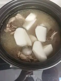 Bones, radish soup