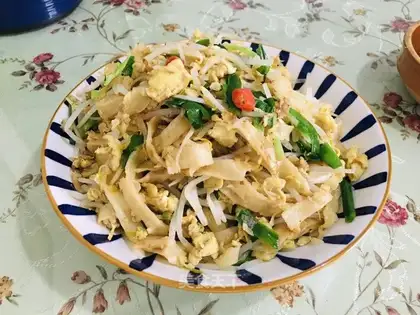 Eggs and green bean sprouts