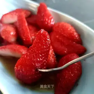 Honey pear juice with strawberries