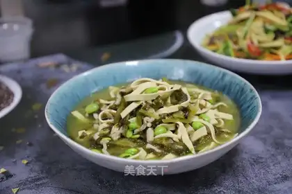 The sour soybeans make the leaves