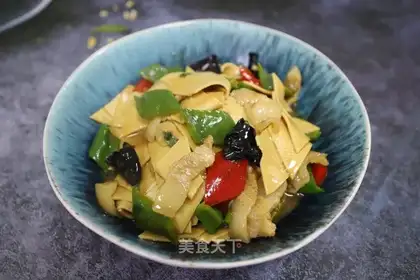 The green peppers make the leaves