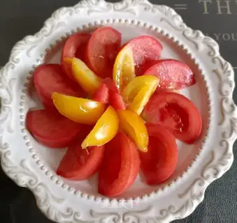 Honey with double-coloured tomatoes