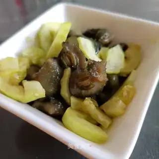 White jade cucumbers with sea cucumber