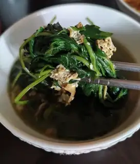 Eggs and leaves soup