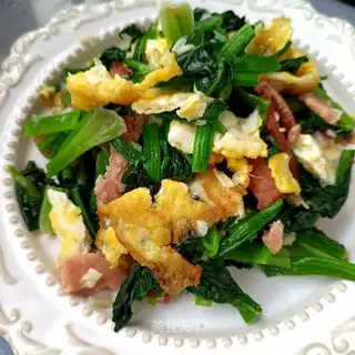Fried omelet with spinach