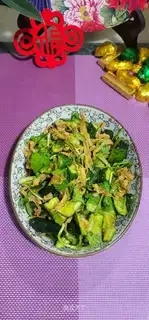The cucumber by the skirt