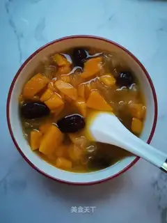 Pumpkin's silver-eared sweet-tree soup