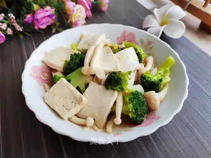 Seafood mushrooms and tofu