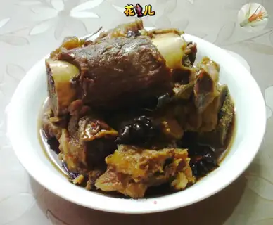 A sauerkraut pig bone