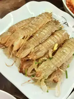 Pickled shrimp crawling