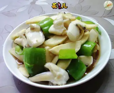 The green pepper is white and fried squid