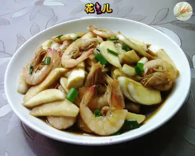 Sea-white shrimp is fried