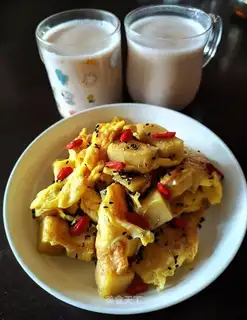 Yellow rice cake and eggs