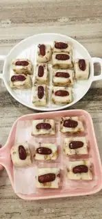 "Red rice date cake."