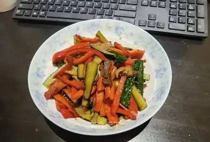 Red pepper cucumber fried meat