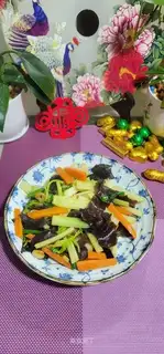 Celery makes black wood carrots