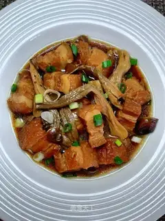 The deer mushrooms and the meat