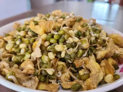 Green bean sprouts and fried eggs