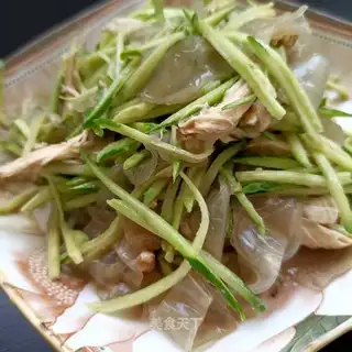 The cucumber pelt with chicken chest