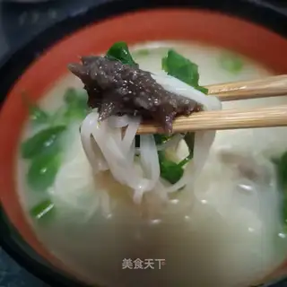 Peas with hot cucumber noodles