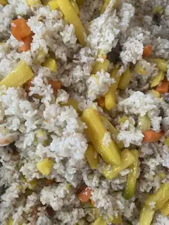 Xinjiang's hand grabs rice