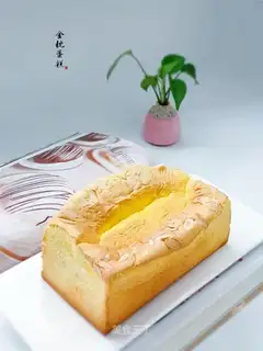 Gold pillow cake