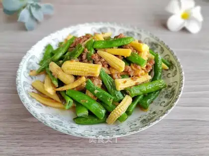 The meat corn is fried with beans