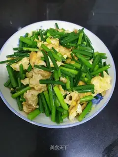 Fried eggs with moss