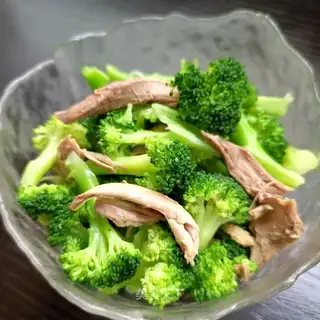 Pigeon chest with broccoli