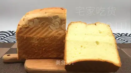 Gold pillow sponge cake
